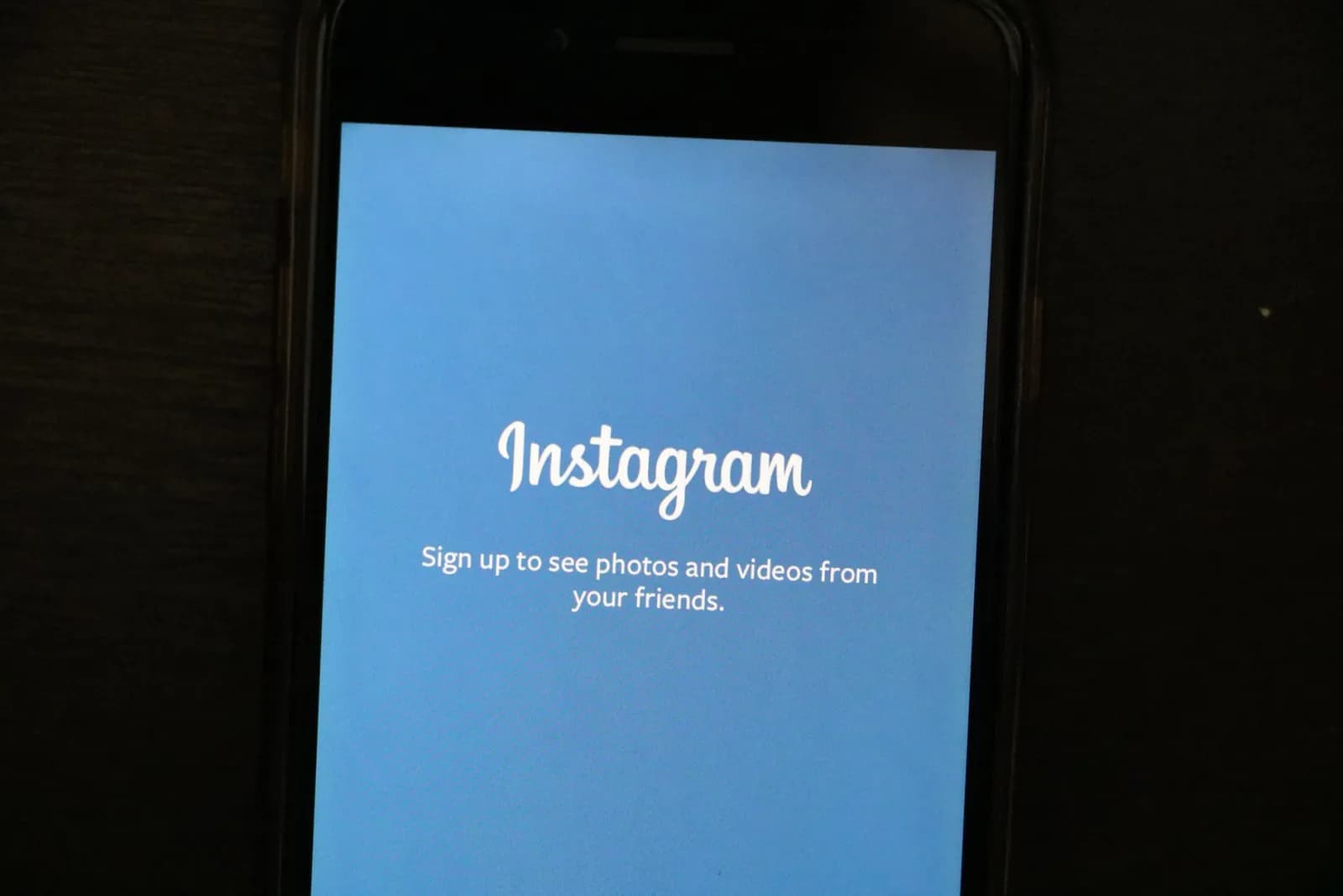 En smartphone som visar Instagrams startskärm