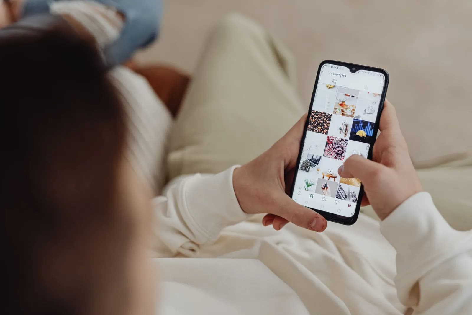 En person scroller gennem Instagram på sin telefon