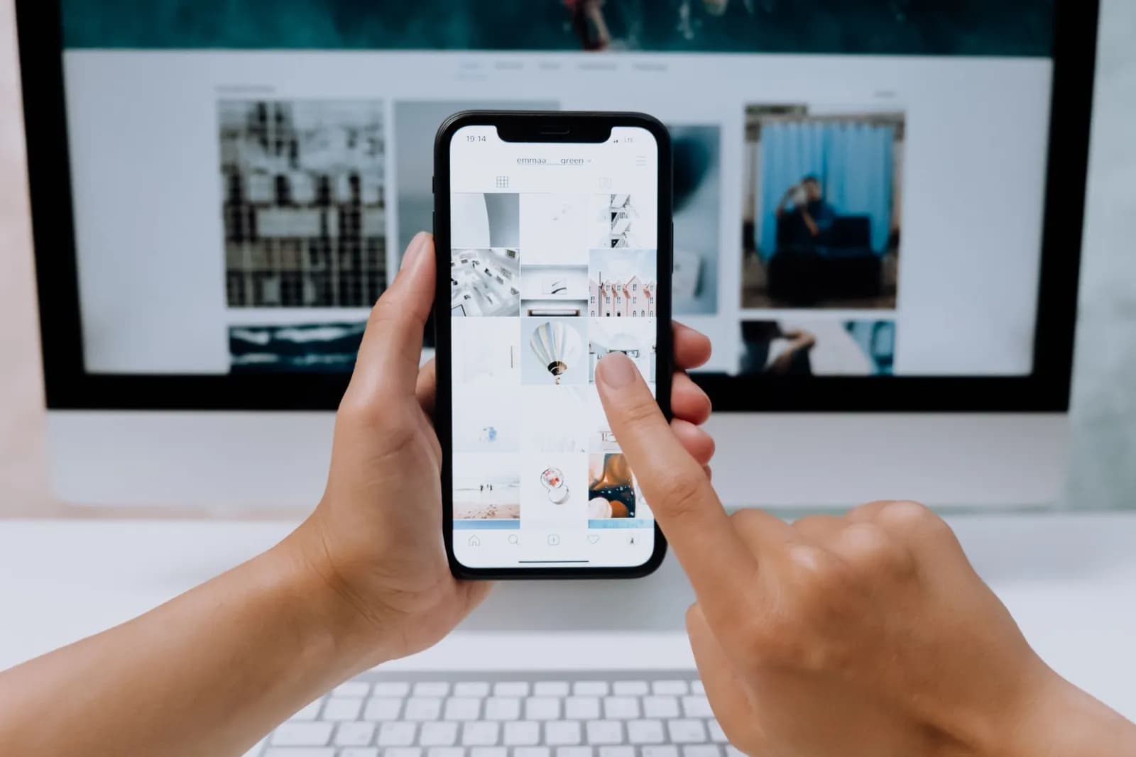 Händer som håller en mobil och scrollar i en app för sociala medier